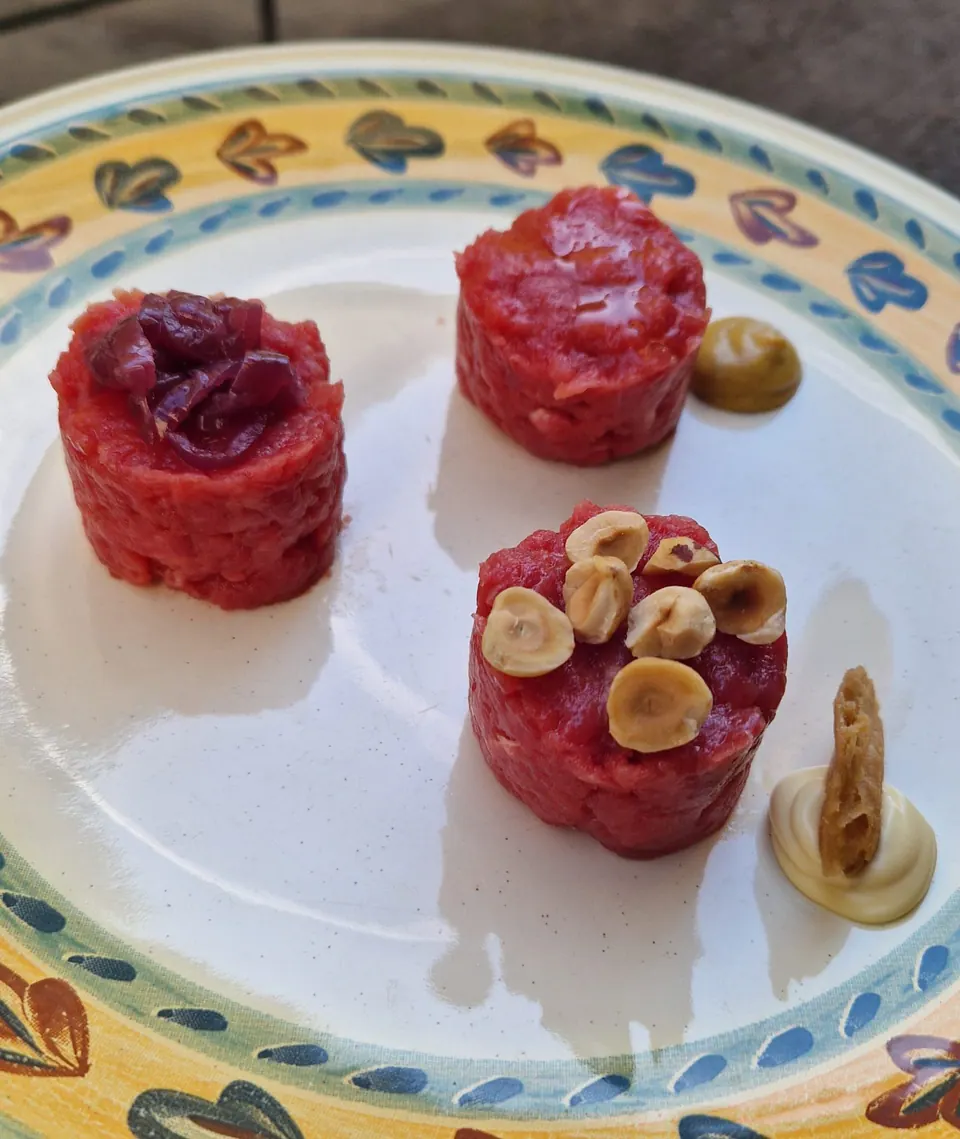 Tris di battuta di Fassona con nocciole, cipolle caramellate e senape al miele