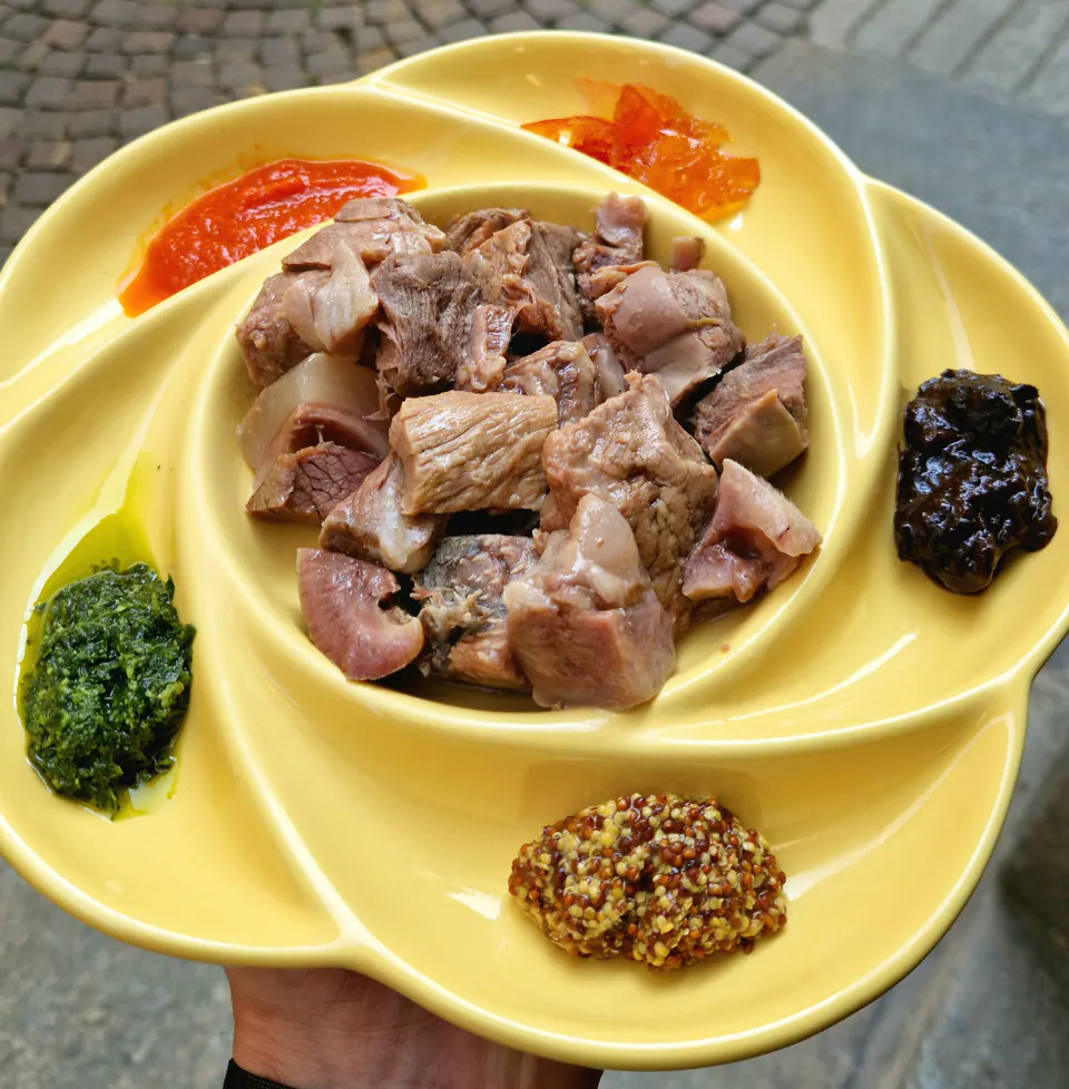 Bollito piemontese: lingua, testina e muscolo con le sue salse