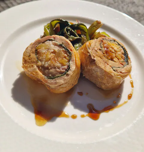 Rotolo di faraona ripieno di pere e albicocche, servito da Aldente