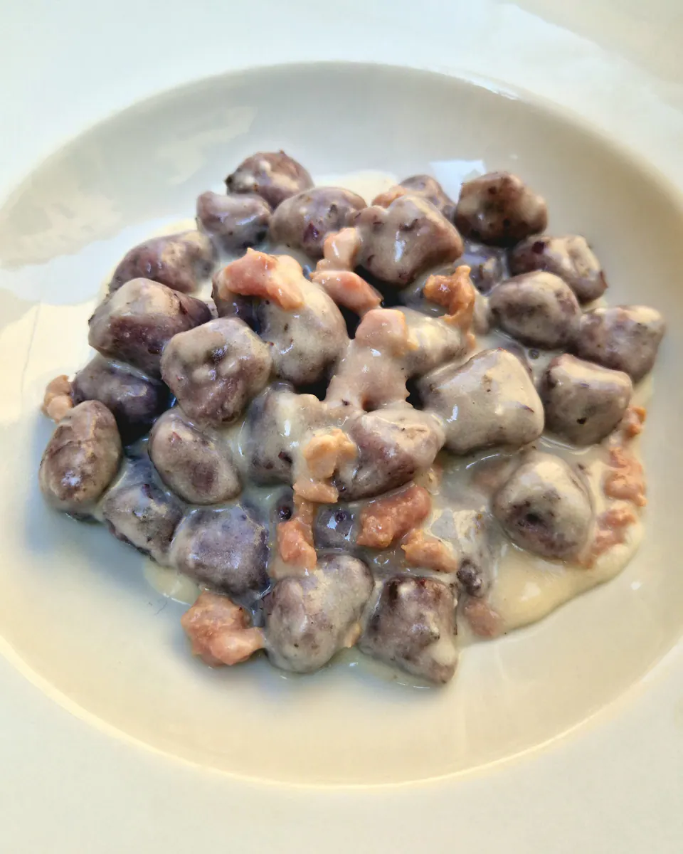 Gnocchi di patate viola con crema di Castelmagno e salsiccia